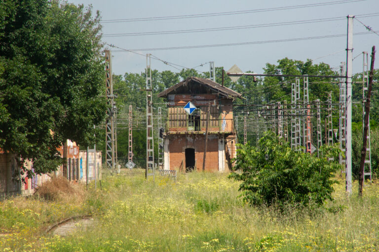 Primera estación de tren. Vestigios de vías y talleres.
